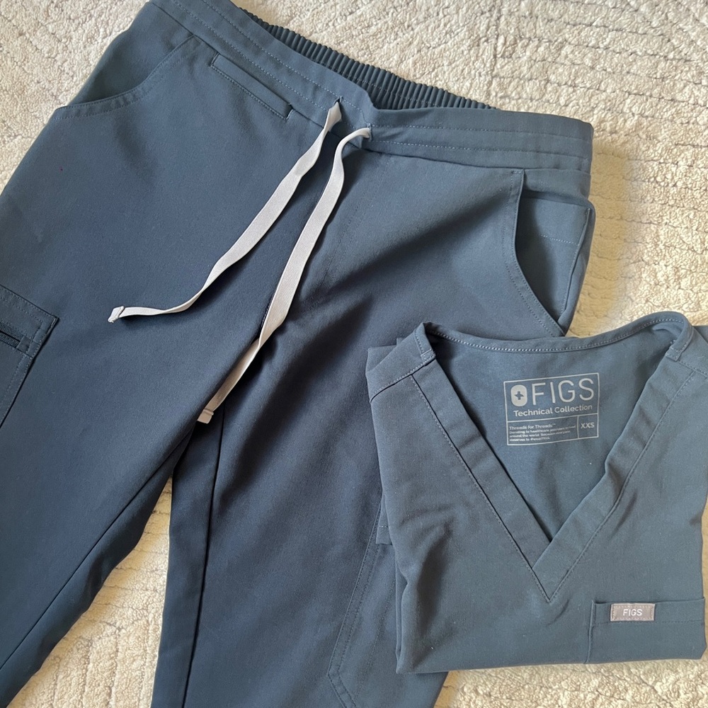 FIGS Scrub Set (Catarina Top, Yola Skinny Pants)